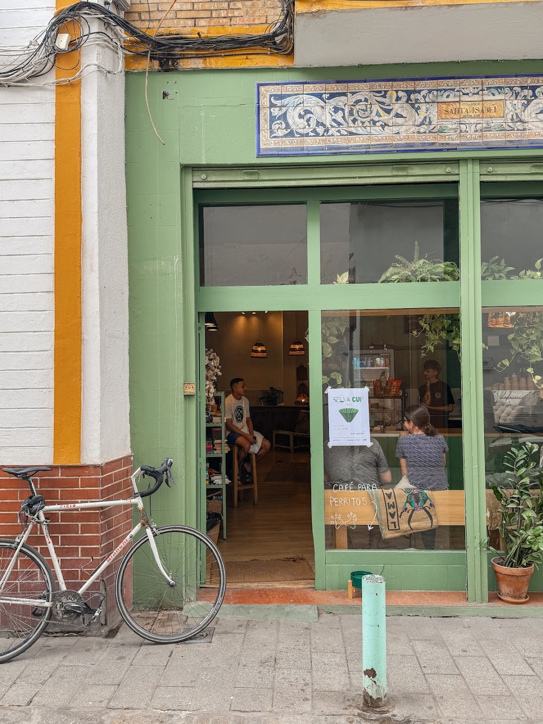 Nebbi Café y Provisiones